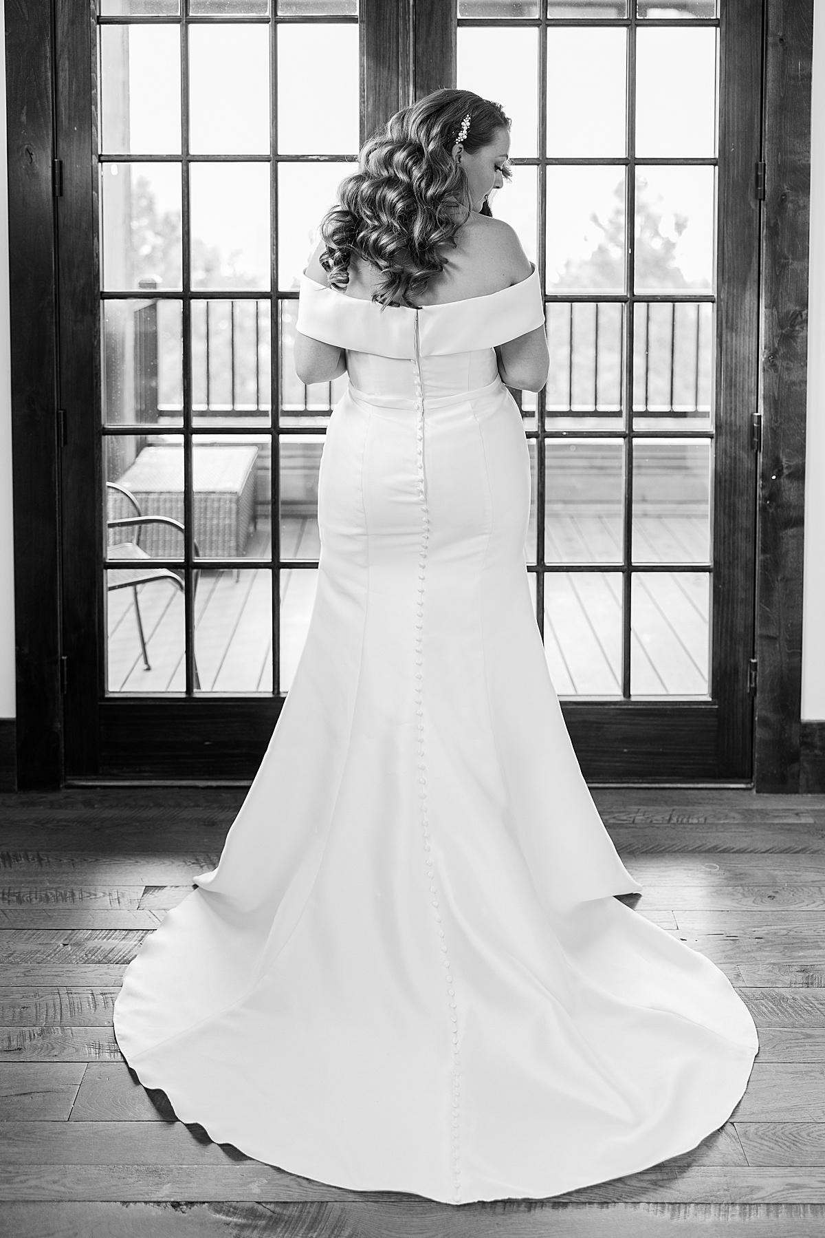 Bride turned away from the camera to see back of dress